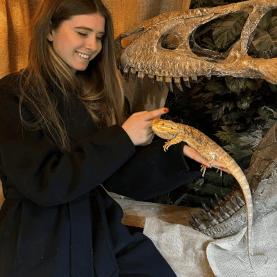 Adulte avec un reptile