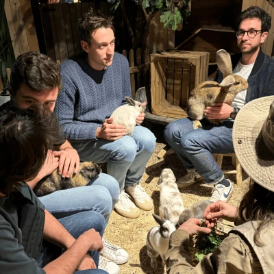 Adulte caressant des lapins lors d'un Team building