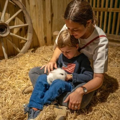 Famille avec un lapin