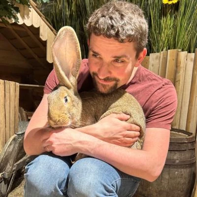 Adulte avec lapin