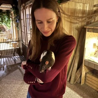 Adulte caressant un rat
