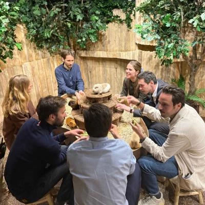 Adulte autour des cochons d'Inde lors d'un Team Building