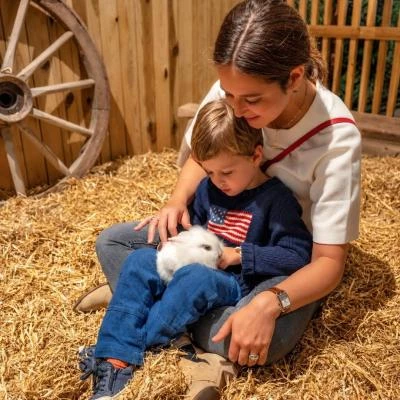Famille avec un lapin