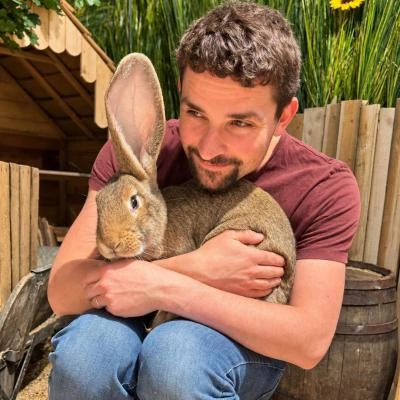 Adulte avec lapin