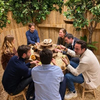 Adulte autour des cochons d'Inde lors d'un Team Building