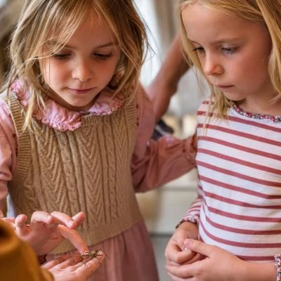 Enfant avec insecte