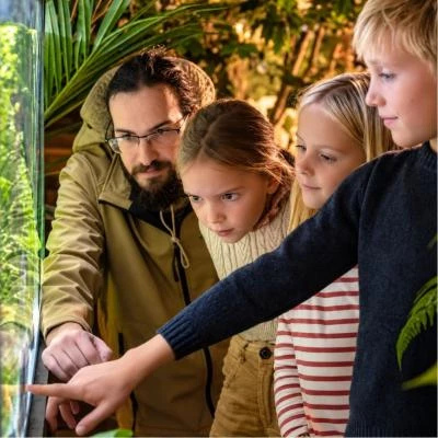 enfants devant axolotl