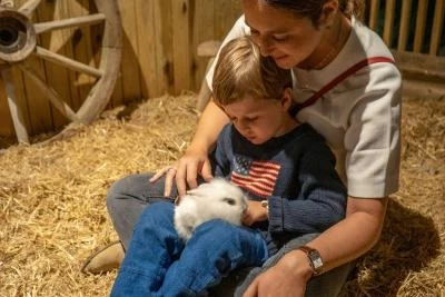 Famille avec un lapin