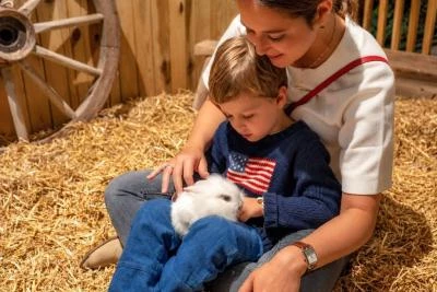 Famille avec un lapin