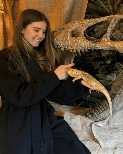 Adulte avec un reptile