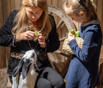 Famille avec lapin