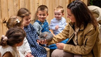 enfants qui caresse un chinchilla